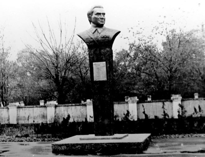Памятник В.П. Чкалову на территории Борисоглебского авиационного училища. 1980.