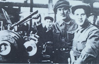 Первый директор завода К.С. Ляховский (в центре) и секретарь парторганизации Г.А. Фёдоров