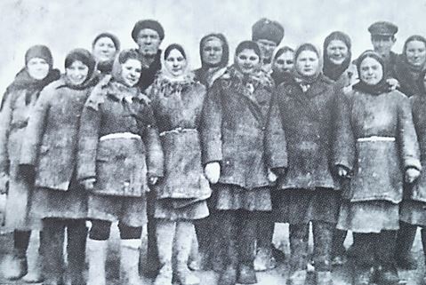 Лучшая бригада строителей, возглавляемая мастером Володиным. 1945 г.