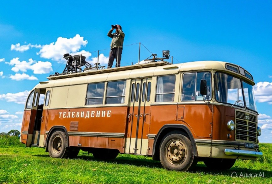 Специальный автобус с телеоборудованием для выездных съёмок.