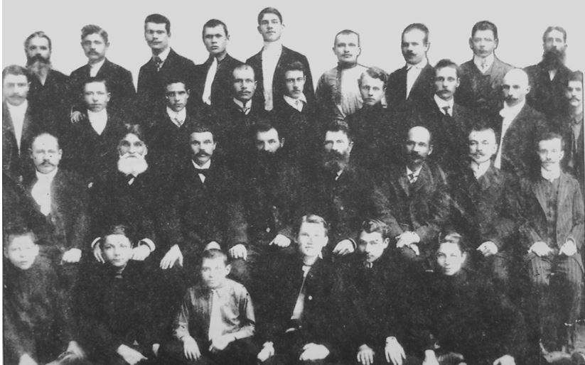 Группа работников завода. 1910 г. Во втором ряду четвёртый справа - управляющий А.Н. Иванов