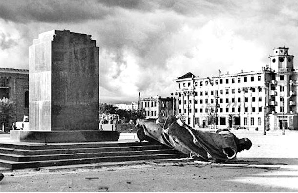 Сброшенный фашистами с постамента памятник Ленину.