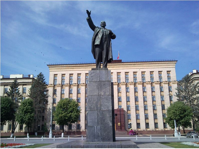 Памятник Ленину на одноимённой площади Воронежа.