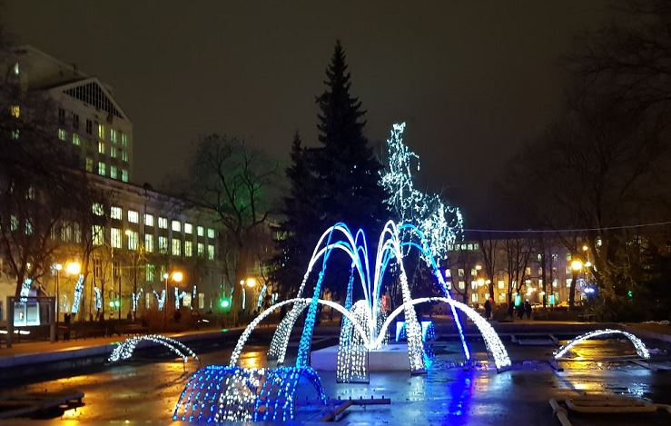 Пдсвеченный фонтан в Кольцовском сквере Воронежа