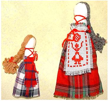 Такие куклы-обереги делали в Воронежском крае в XIX в. Им не рисовали лица и не делали рук. Куклы-берегини скрепляли семью и приносили счастье