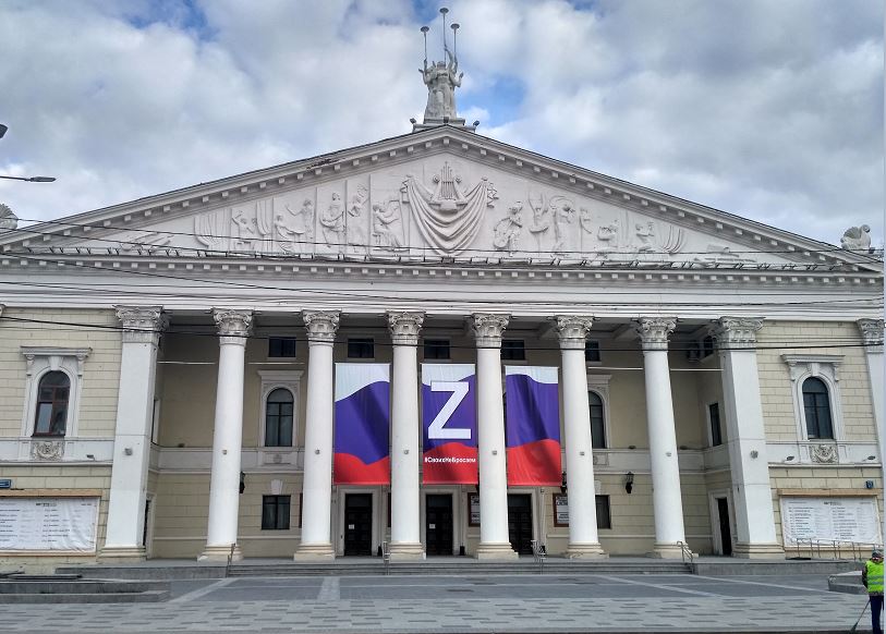 Театр оперы и балета с баннером "Своих не бросаем!" и символом "Z". Апрель 2022.