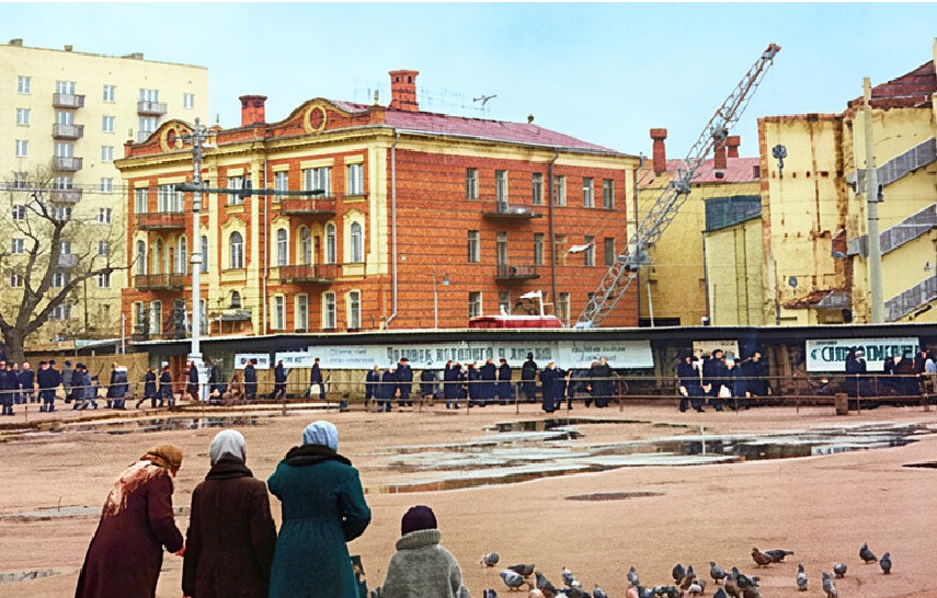 Строительство нового корпуса кинотеатра "Пролетарий". Воронеж. Никитинская площадь. 1967. Фото восстановлено ИИ.