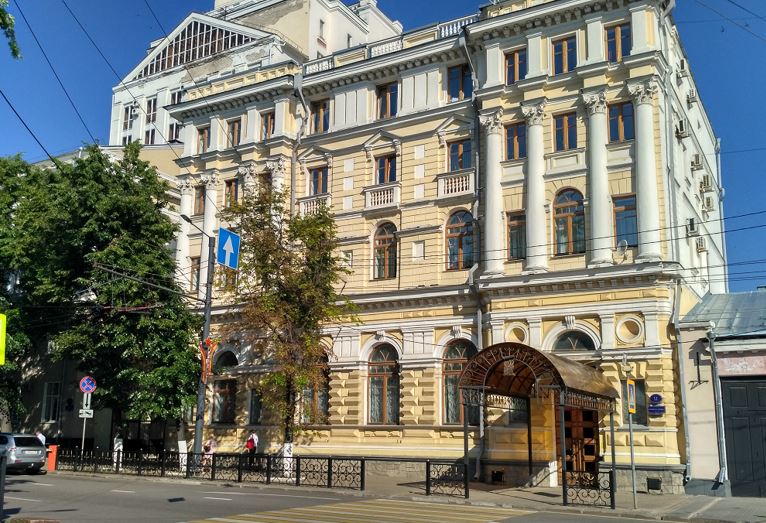 Дворец бракосочетания, разместившийся в надстроенном здании Воронежского коммерческого банка. Фото 2021.