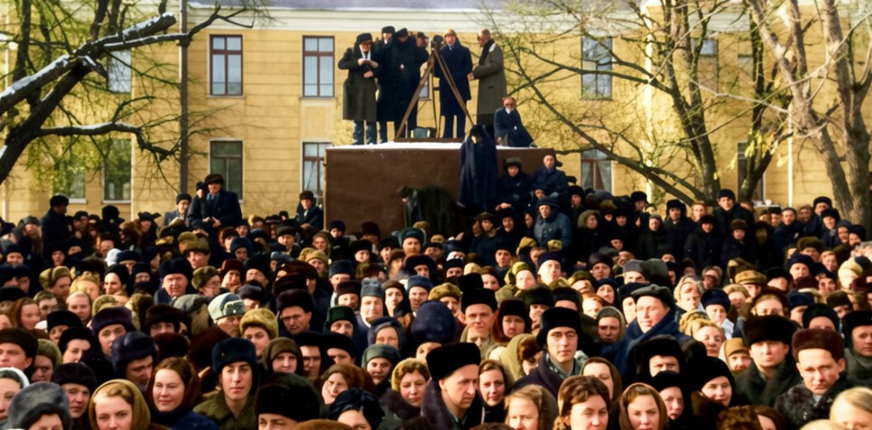 На церемонии послевоенного открытия памятнику Петру Великому. Воронеж. 10 января 1956.