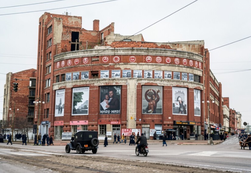 Здание "Утюжка" в послевоенные годы. Воронеж. Конец 1940-х - начало 1950-х гг. Фото восстановлено ИИ.